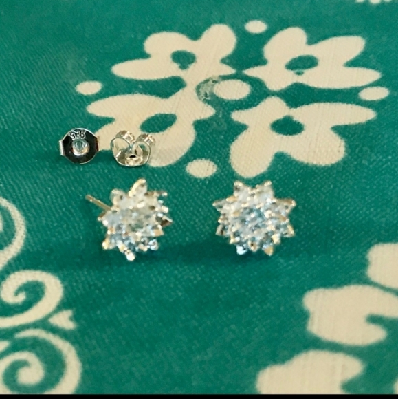🌺LOTUS! SO ADORABLE! SILVER PLATED STUDS🌺 - Picture 2 of 8